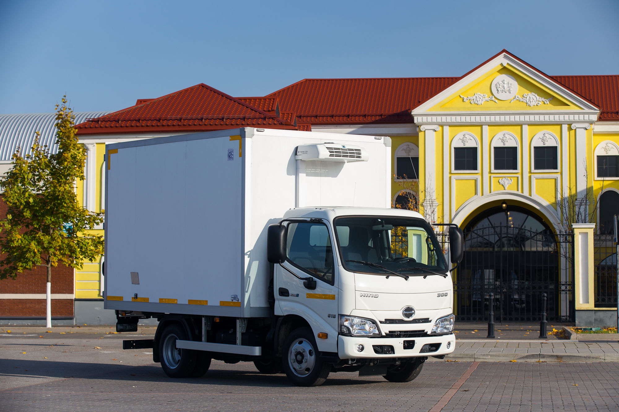 Изотермический фургон HINO 300 3,5 т | Шасси XZU